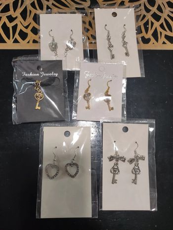 Lot de 6 bijoux neufs thème cœur et clefs