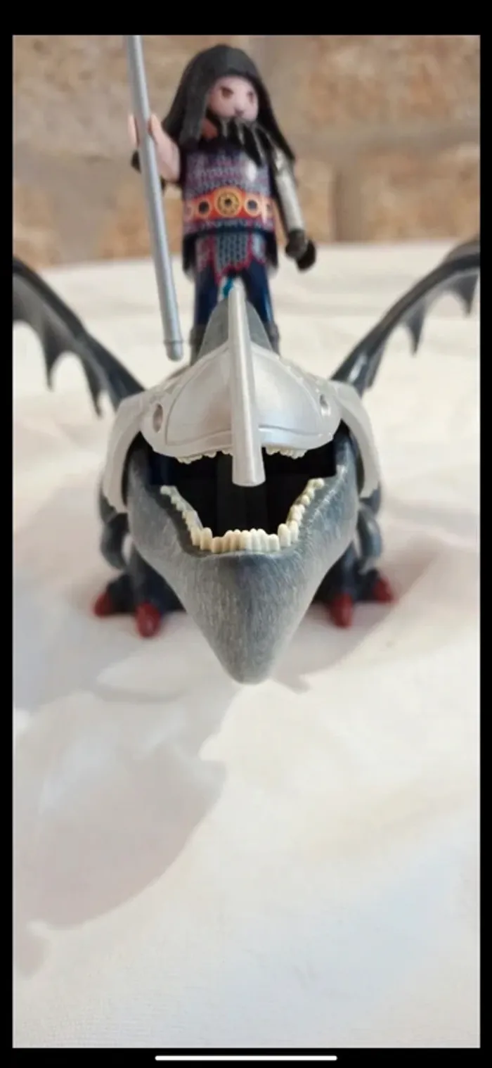 Dragon de combat avec armure sur la tête et homme viking playmobil - photo numéro 3