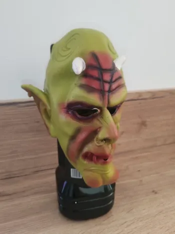 Masque de monstre vert et rouge pour Halloween