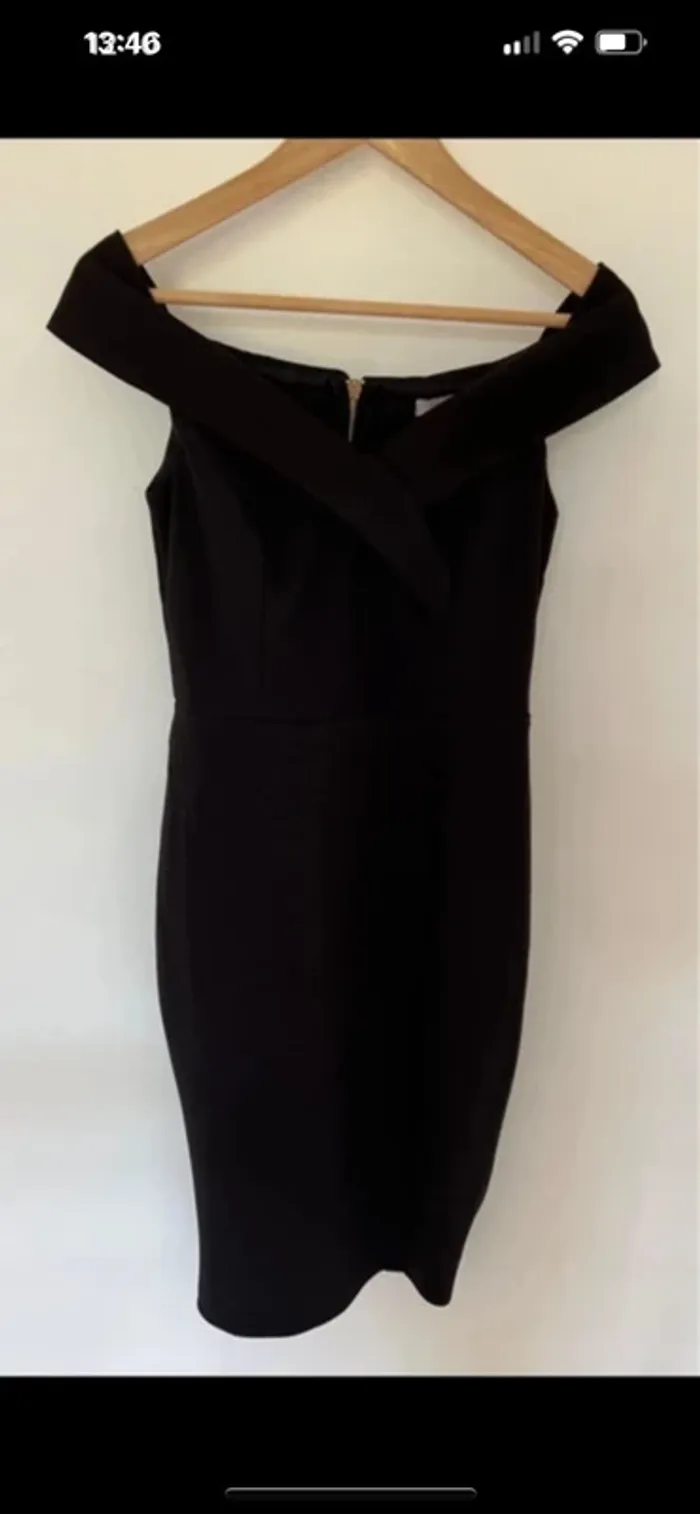 Robe noire encolure bateau zippée dos