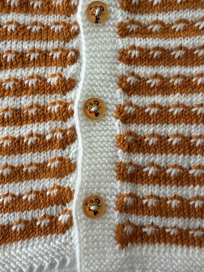 Gilet camel et blanc bébé tricoté main - photo numéro 3