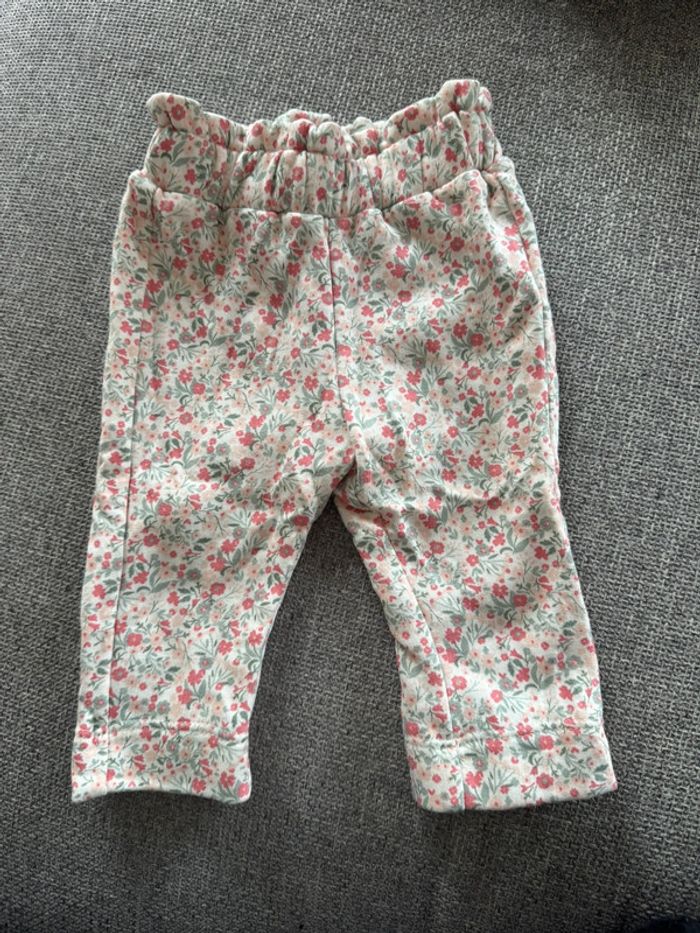 Pantalon fleuri tape à l’œil