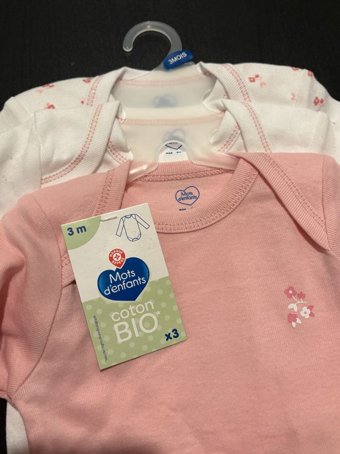 Lot de 3 bodies fleurs Manches longues Mots d’enfants Taille 3 mois. - photo numéro 4