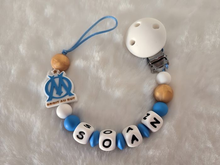 Attache sucette personnalisé en silicone OM