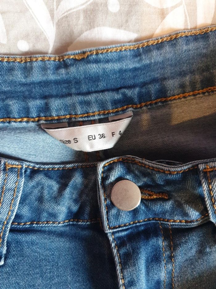 Jean bleu clair délavé aux cuisses - photo numéro 2