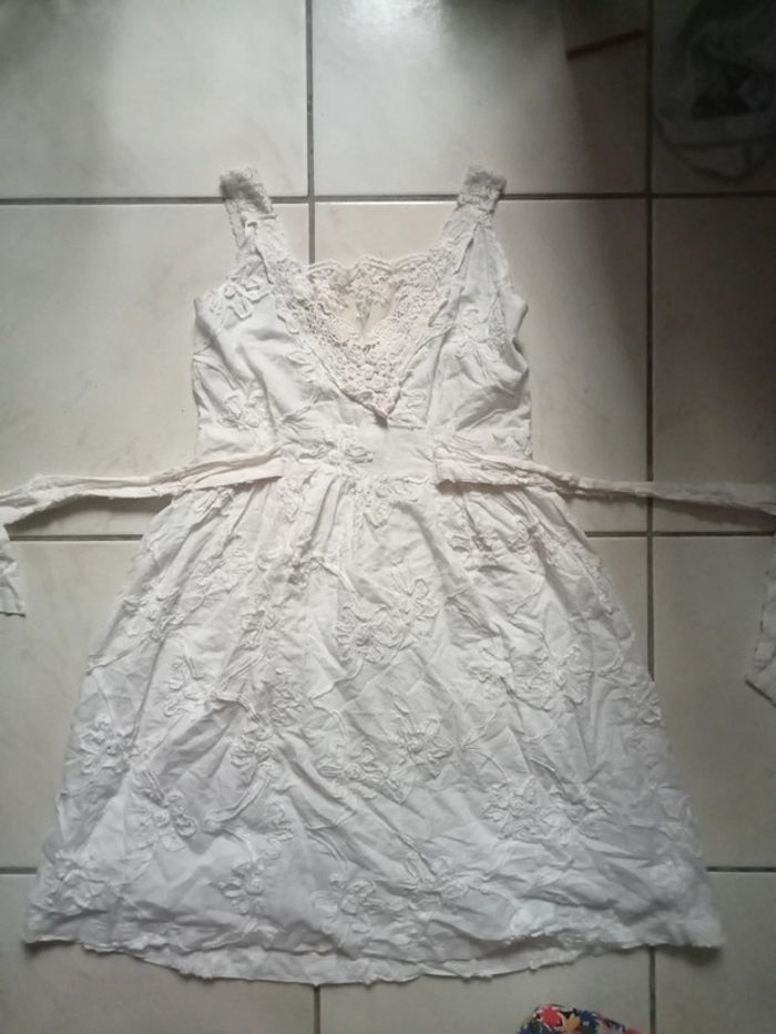 Très jolie robe à dentelle fleurie