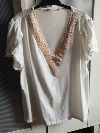 Tee shirt écru col V