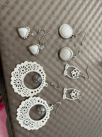 Lot boucles d oreilles blanches