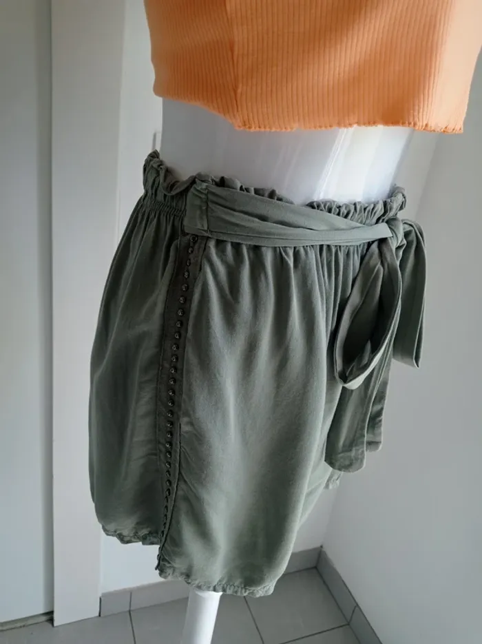 Short kaki style clou sur les côtés avec ceinture intégrée T.36/38 Miss culture Sud - photo numéro 2