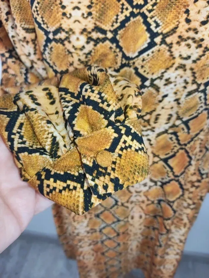 Robe mi-longue manches longues dos en V motif imprimé python noir brun beige taille M Mango - photo numéro 5