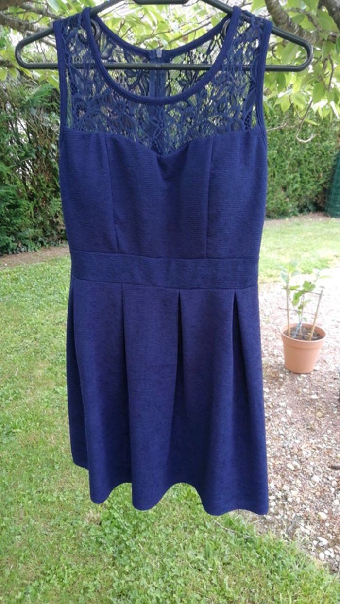 Robe bleu marine avec broderie