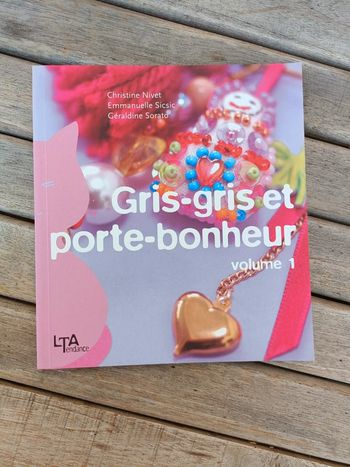 Livre gri-gri et porte bonheur création fabrication bijoux