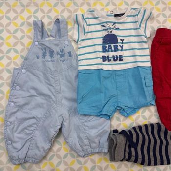 Lot 19 vêtements et accessoire naissance 1 mois