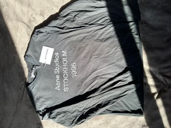 Acne Studios “Stockholm 1996” manches longues – logo front