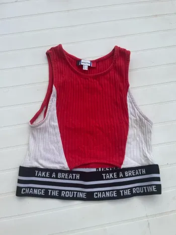 Top rouge et blanc à bande noire – Jennyfer S