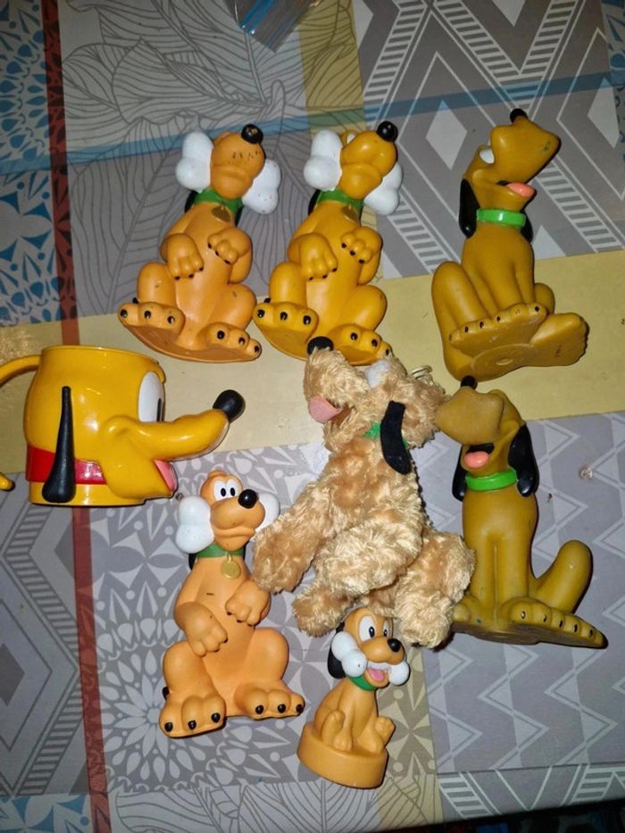 Lot figurines tasse et peluche pluto - photo numéro 2