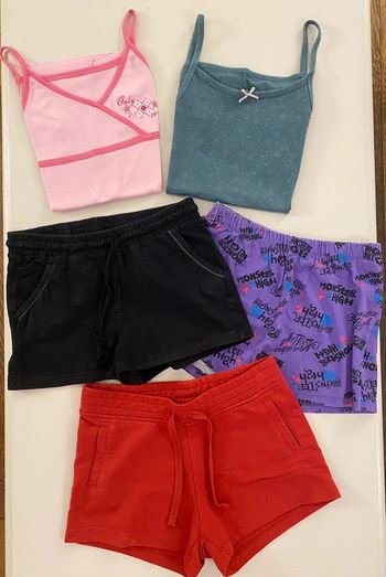 Lot 3 shorts et 2 débardeurs Taille 8 ans