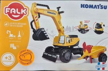 ​Pelle excavatrice Komatsu Falk avec remorque et casque
