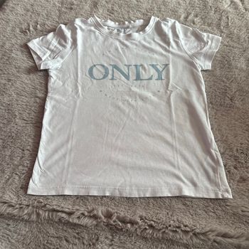 T-shirt blanc avec écritures bleu