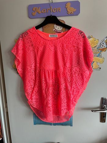 Magnifique haut/blouse rose avec manches chauve souris en dentelle, taille 14 ans, marque Jolie Miss