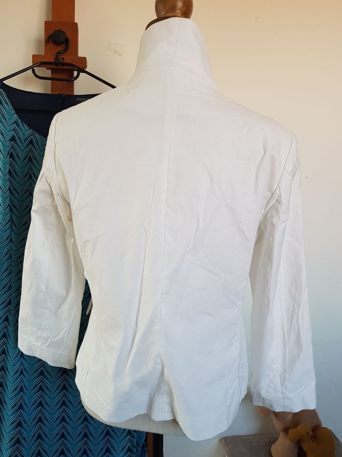 Veste blanc cassé tissu gaufré, fermée par crochets. H&M. T44, 50cm aux aisselles, 58cm de haut. - photo numéro 3