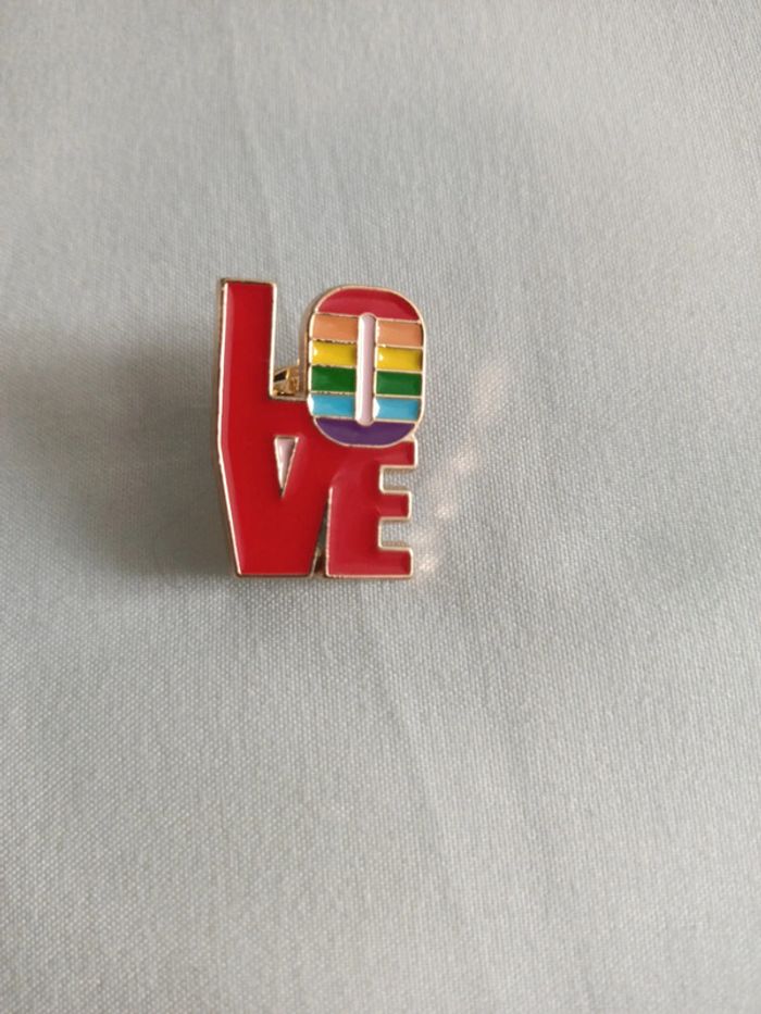 Pins Love LGBT arc en ciel