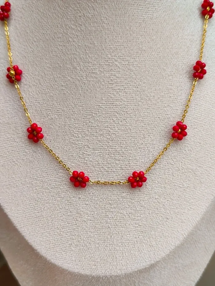 Collier doré avec fleurs marguerites rouges foncées - photo numéro 3