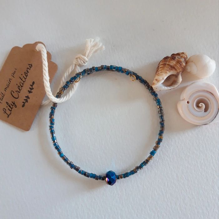 Bracelet en perles bleutées/dorées, perle à facettes bleue B43 - photo numéro 2