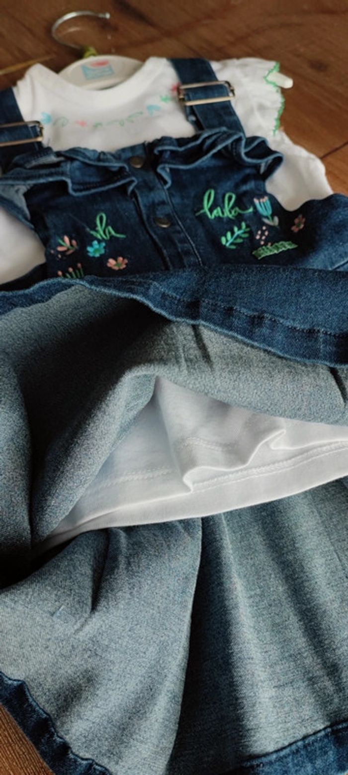 Jupe salopette jean avec t-shirt - photo numéro 5