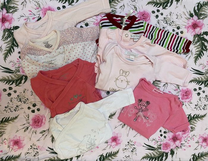 Lots 9 bodies body filles 1 mois manches longues + manches courtes