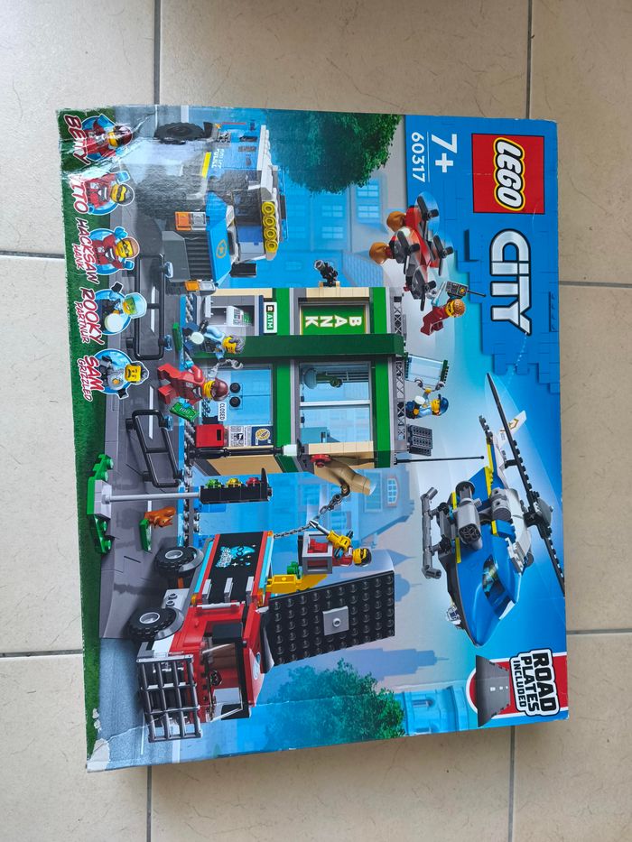 LEGO City 60317 : Police Chase at the Bank - photo numéro 2