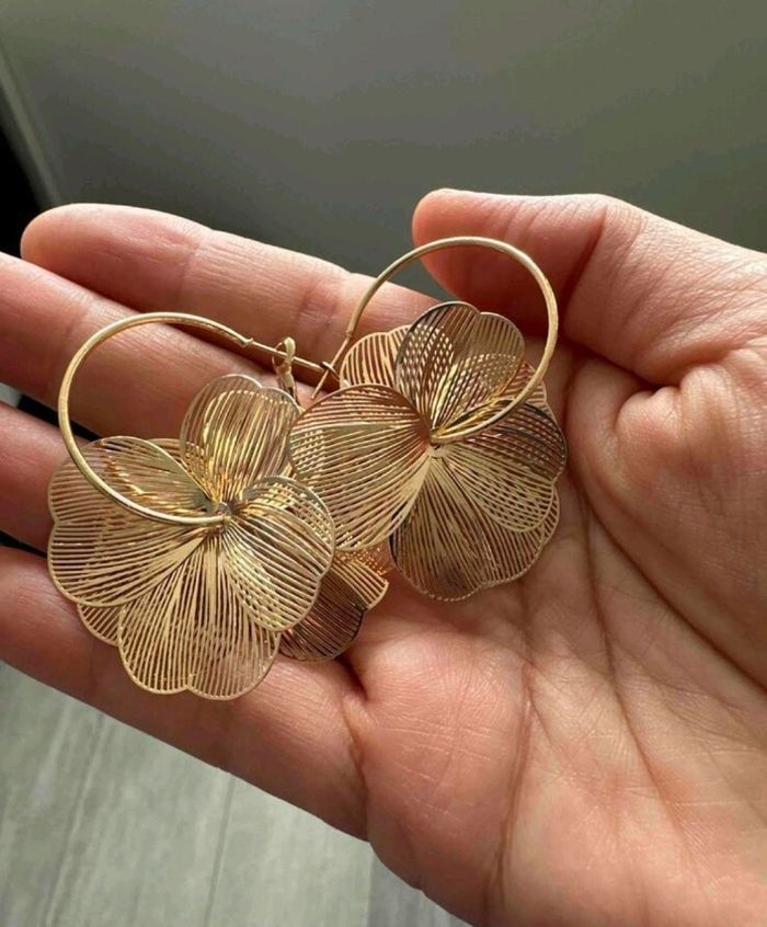 Boucle d'oreille pendante fleur artificielle - photo numéro 1