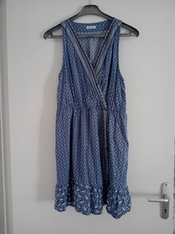 Robe bleue et blanche