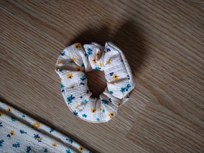 Robe beige a fleurs et son chouchou. Kiabi .
Taille 4 ans - photo numéro 10