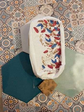 Pochette trousse à maquillage blanche imprimé feuilles multicolores, avec 2 compartiments