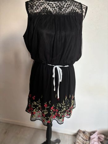 Petite robe noire brodée taille 42