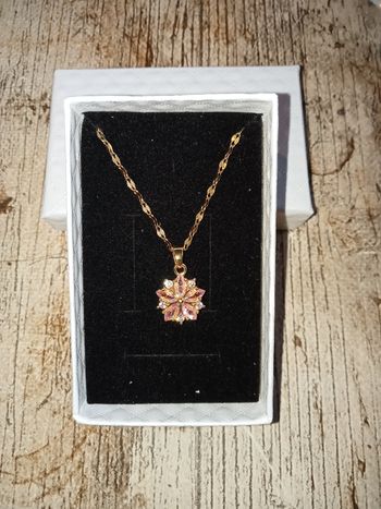 Collier et son pendentif fleur de cerisier rose
