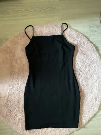 Robe noire fine bretelle