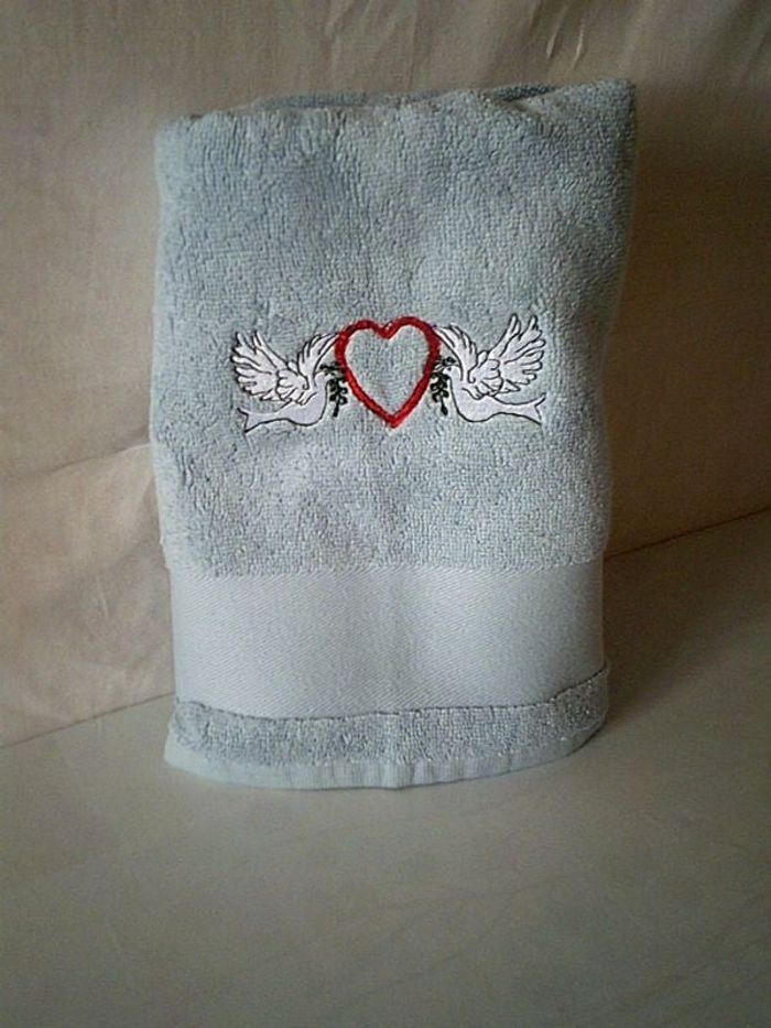 Serviette éponge colombe & coeur brodé