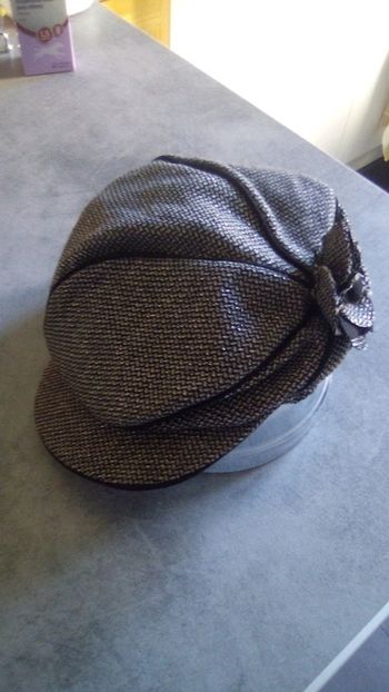 Casquette hiver avec fleur neuve