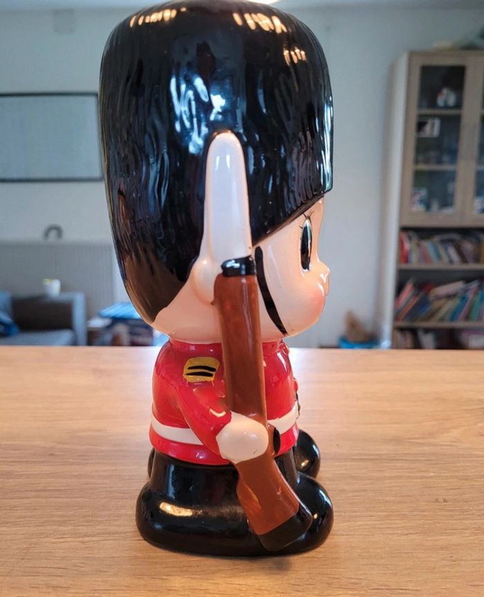 Vends tirelire années 60 garde anglais (un peu plus de 20cm de haut) - photo numéro 3