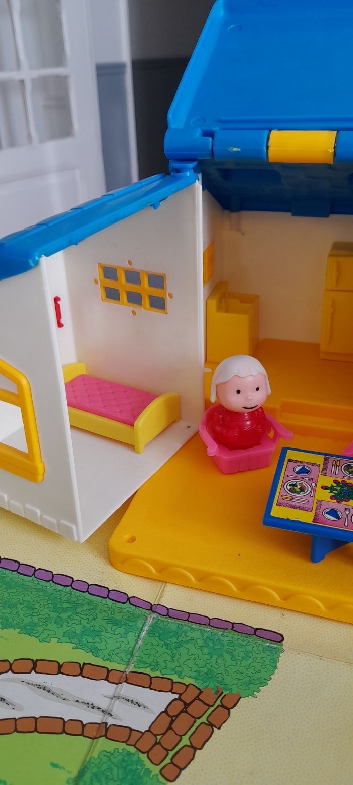 Maison avec personnages et accessoires - photo numéro 4