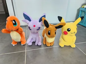 Lot de 4 Peluches Pokemon, Excellent État, Vraiment Comme neuves et très très propres