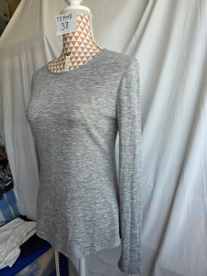 Tee-shirt, gris, en polyester & viscose, en excellent état, largeur d'épaule 39cm, largeur sous bras 44cm, longueur 60cm, marque Kiabi =5€ - photo numéro 2