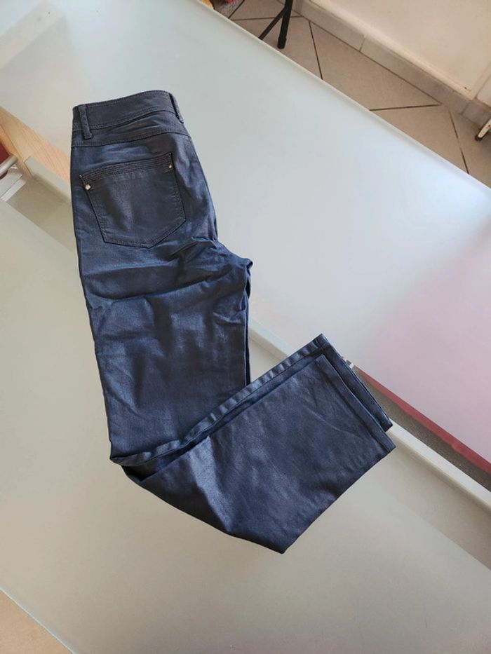 Jean droit enduit Bleu marine de marque Armand Thiery et de taille 40