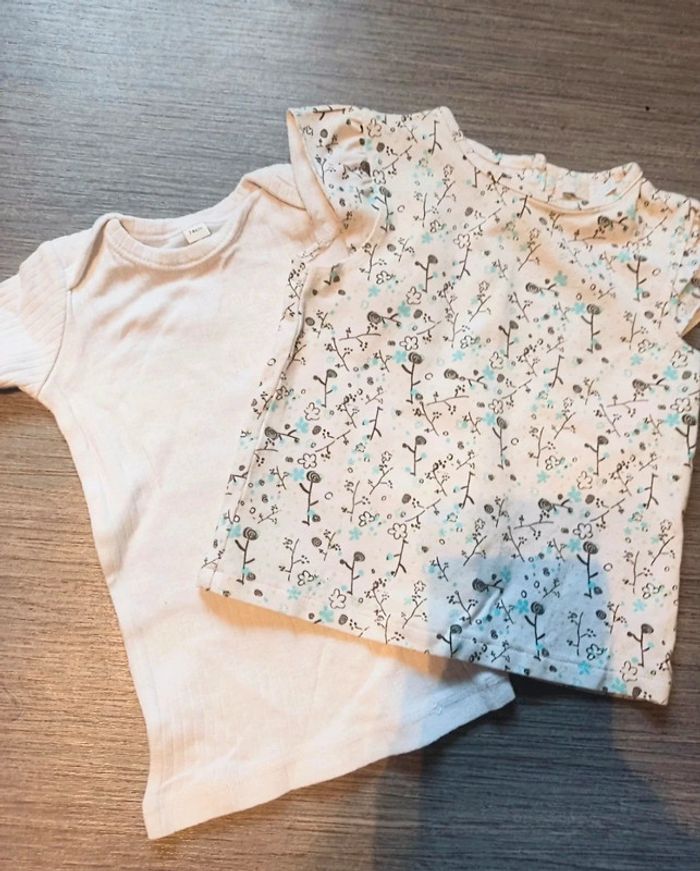 Lot de 2 t-shirts dont un tape à l'oeil - dressing trié par tailles