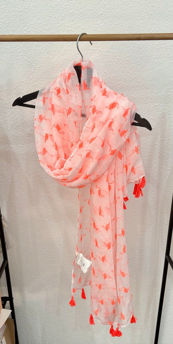 Châle blanc avec des motifs de flamant roses orange fluo Camaïeu