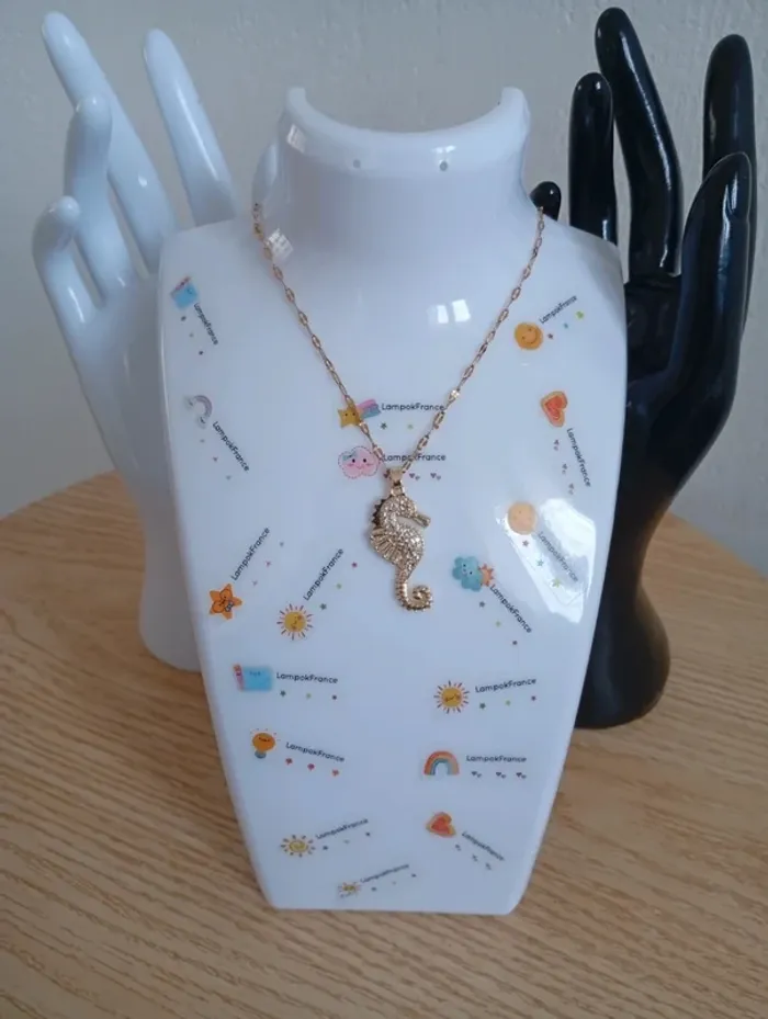 Collier couleur or hippocampe magnifique collier élégant femme naturelle simple