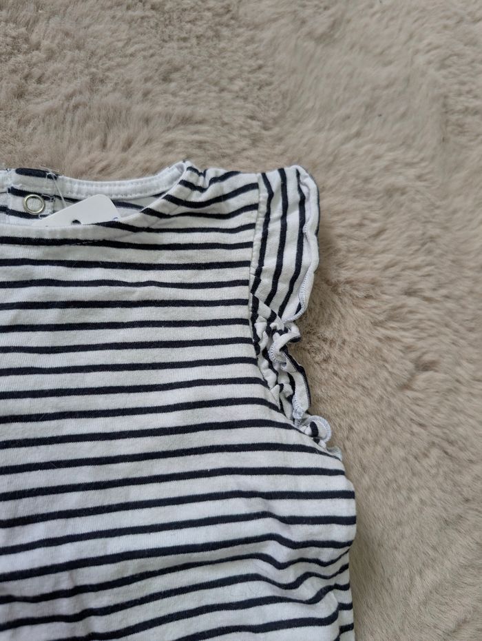 T-shirt Kiabi 9 mois – rayé marine blanc – coton bio – très bon état - photo numéro 2