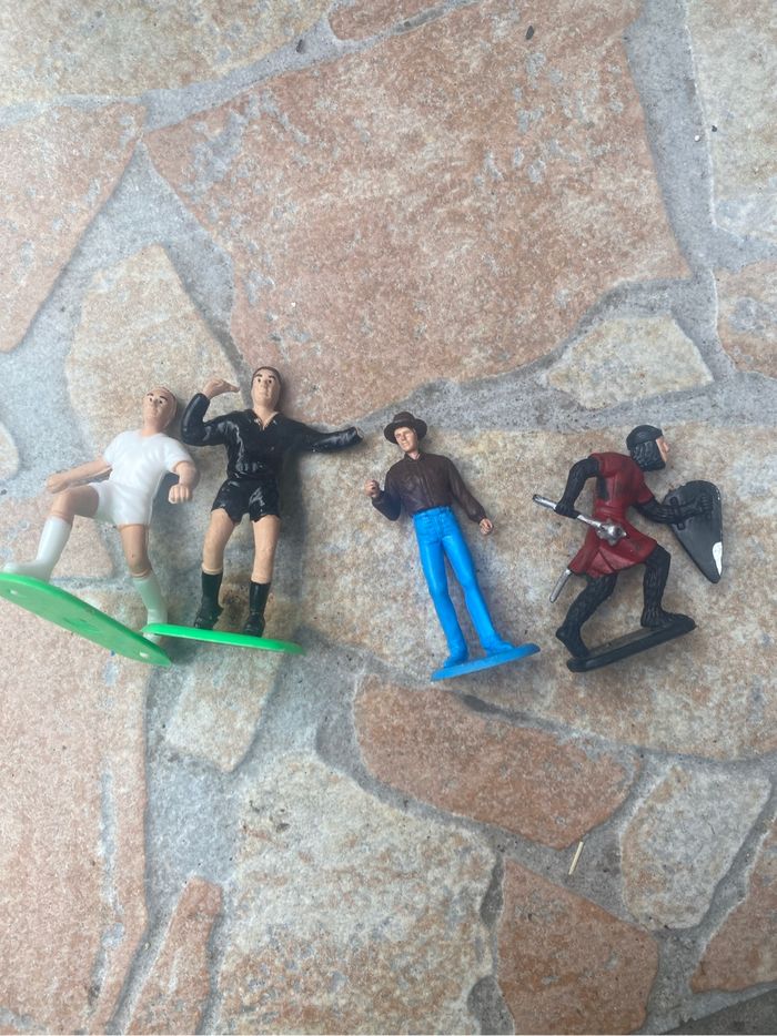 Lot 4 figurines